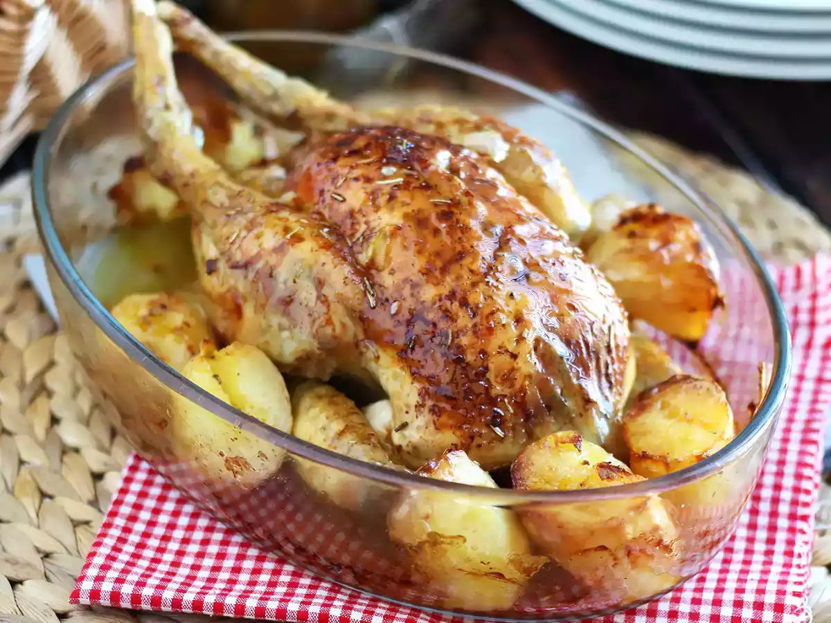 Hoe een kip in de oven te bereiden?