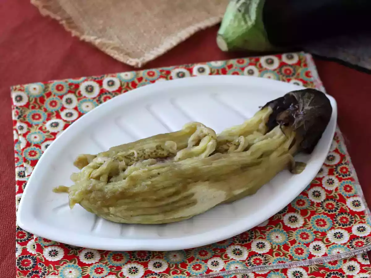 Hoe kan ik aubergines roosteren en schillen in de oven?