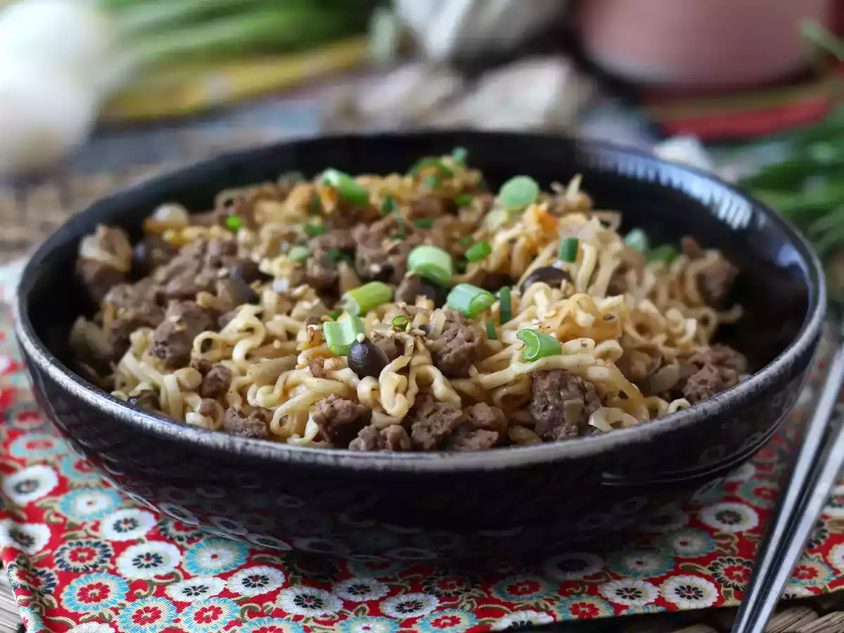 Hoe kook je instant noedels? Snel recept met rundvlees en champignons!