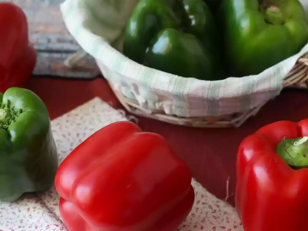 Hoe paprika's ontvellen in een koekenpan