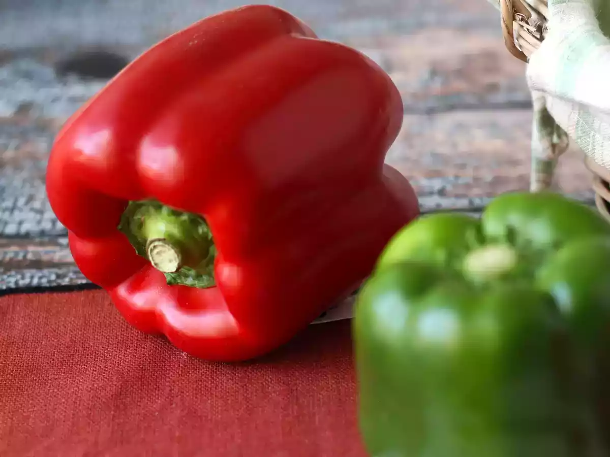 Hoe pel ik gebakken paprika's
