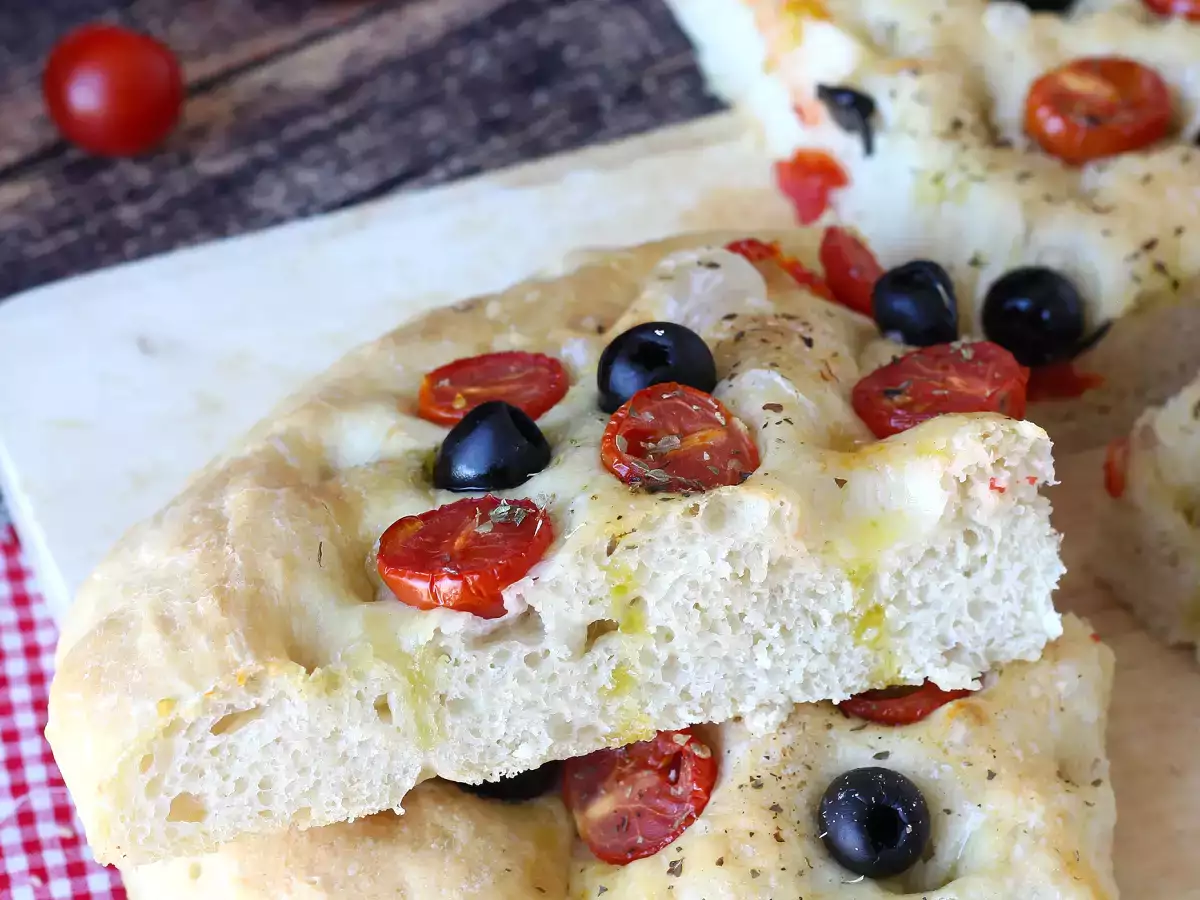 Hoge, luchtige focaccia met cherrytomaatjes, olijven en oregano - foto 5