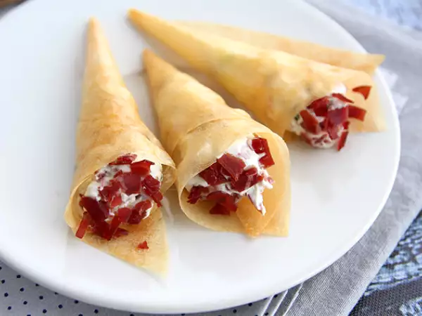 Recept Hoorntjes van brickdeeg met bündnerfleisch