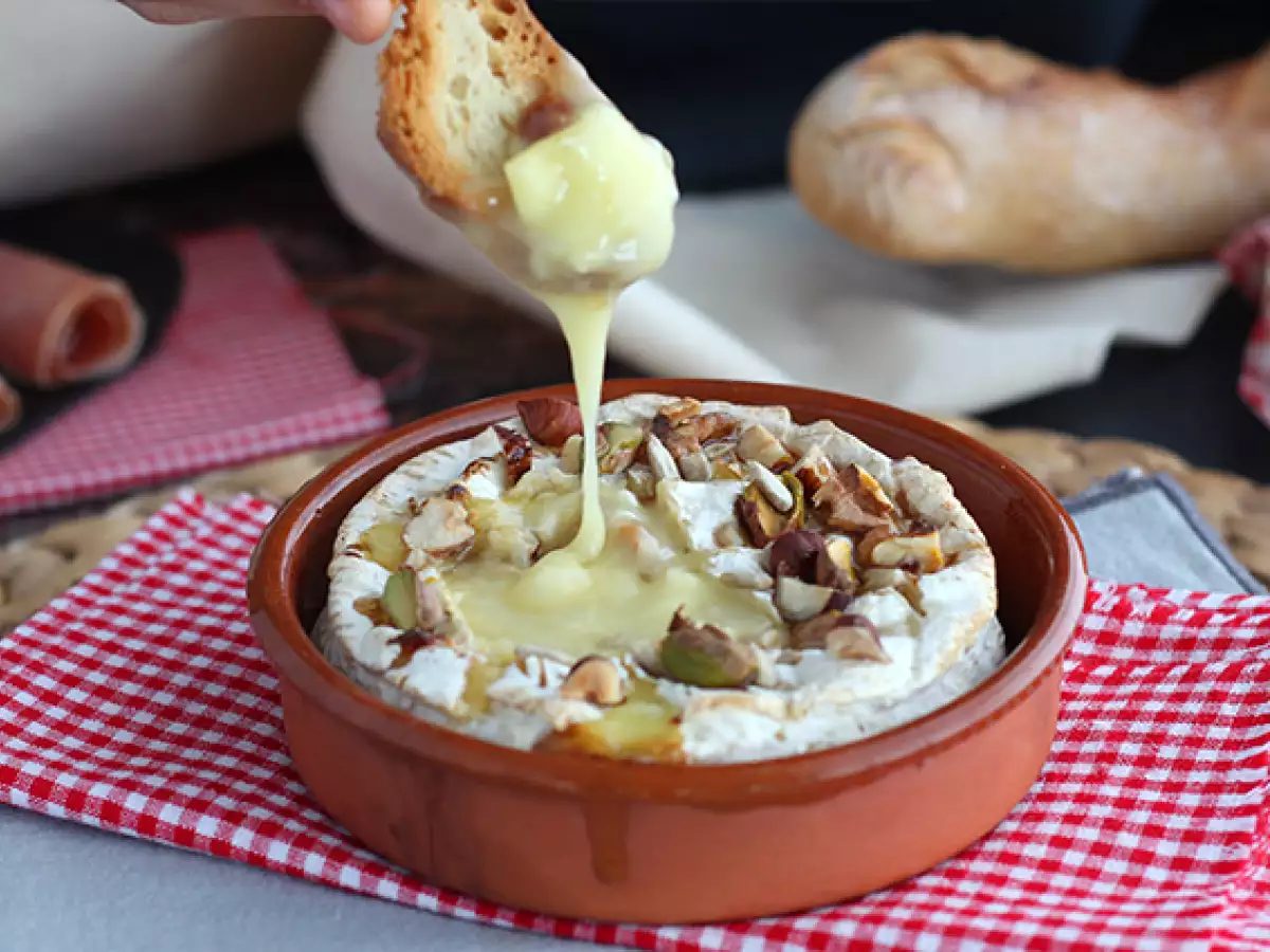 In de oven gebakken camembert met honing en walnoten