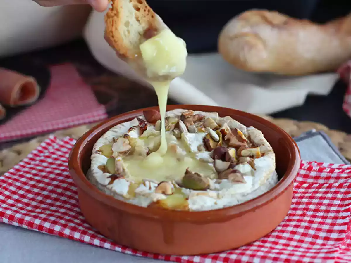 In de oven geroosterde camembert met honing en walnoten