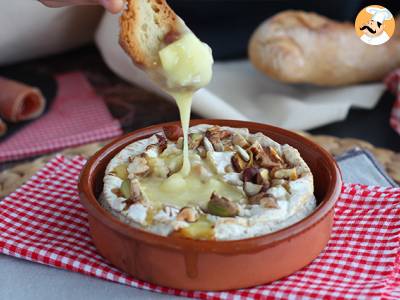 In de oven geroosterde camembert met honing en walnoten