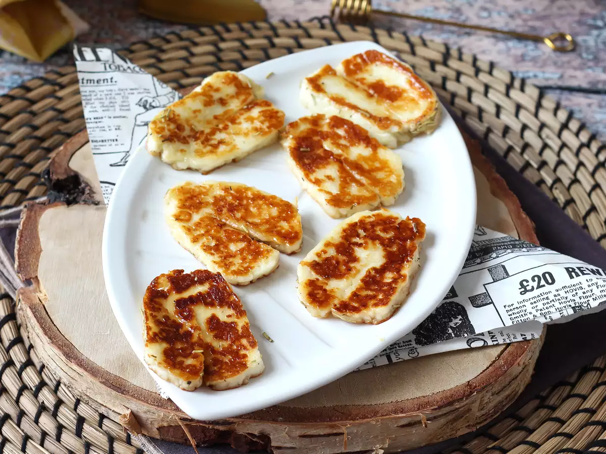 In de pan gebakken halloumi met honing en rozemarijn, zoet-hartig - foto 3