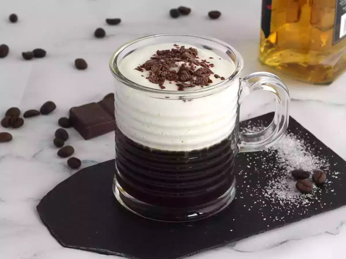 Irish Coffee (koffie met whisky en slagroom)