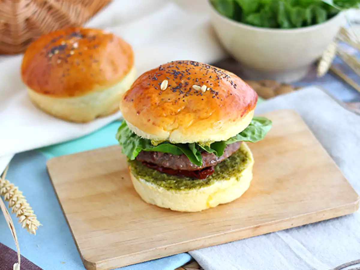 Italiaanse burger met pesto, zongedroogde tomaten en mozzarella