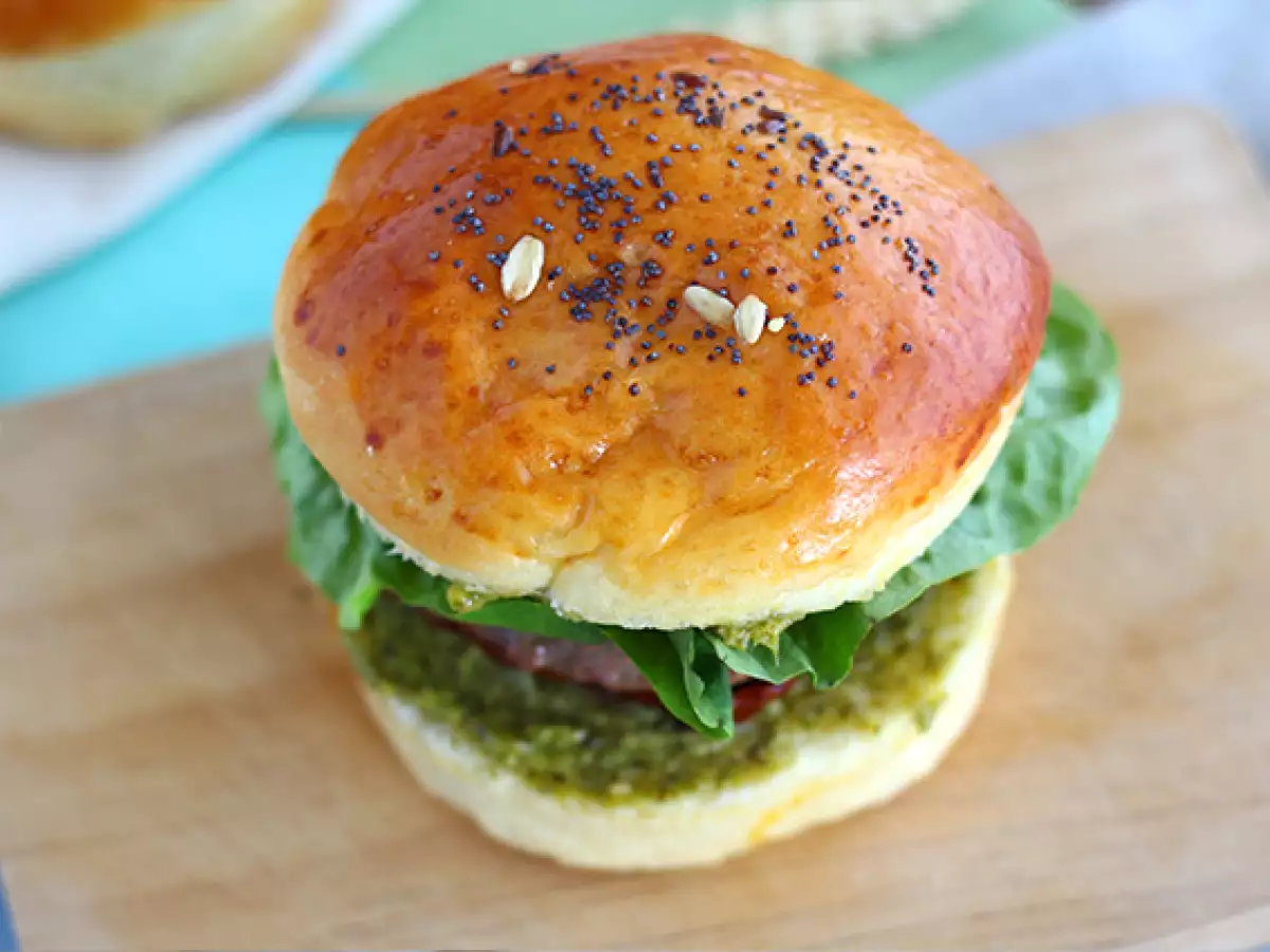 Italiaanse burger met pesto, zongedroogde tomaten en mozzarella - foto 5