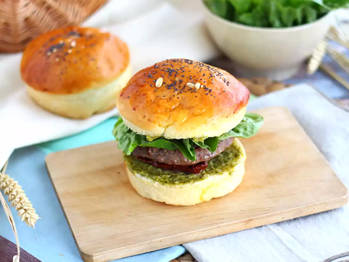 Italiaanse burger: pesto, zongedroogde tomaten, mozzarella