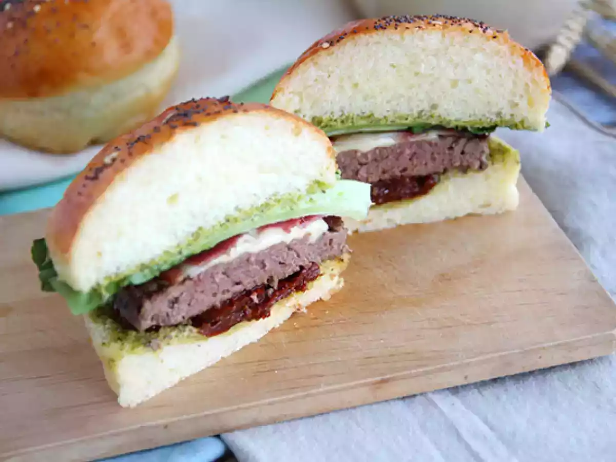Italiaanse burger: pesto, zongedroogde tomaten, mozzarella - foto 2