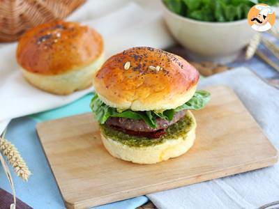 Italiaanse burger: pestosaus, zongedroogde tomaten, mozzarella