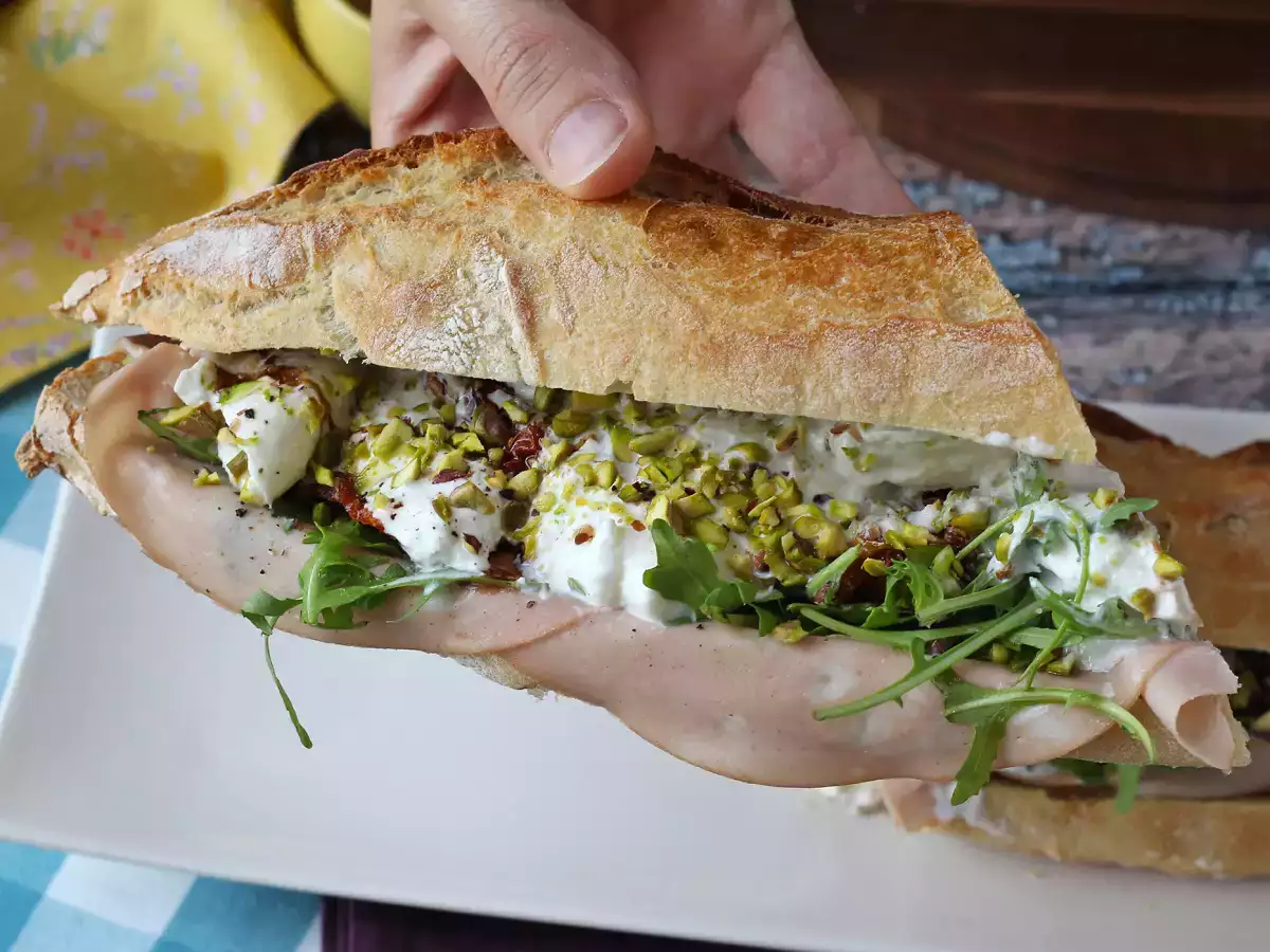 Italiaanse sandwich met mortadella en burrata kaas