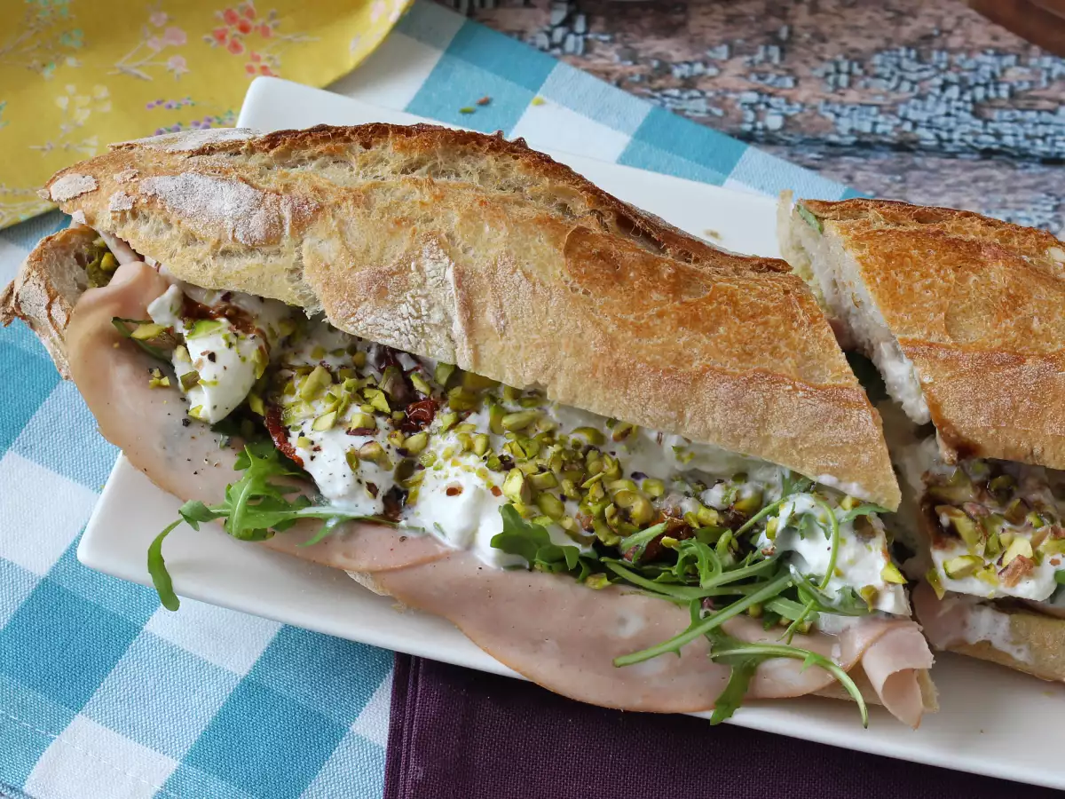 Italiaanse sandwich met mortadella en burrata kaas - foto 2