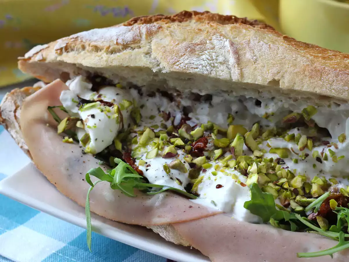 Italiaanse sandwich met mortadella en burrata kaas - foto 3