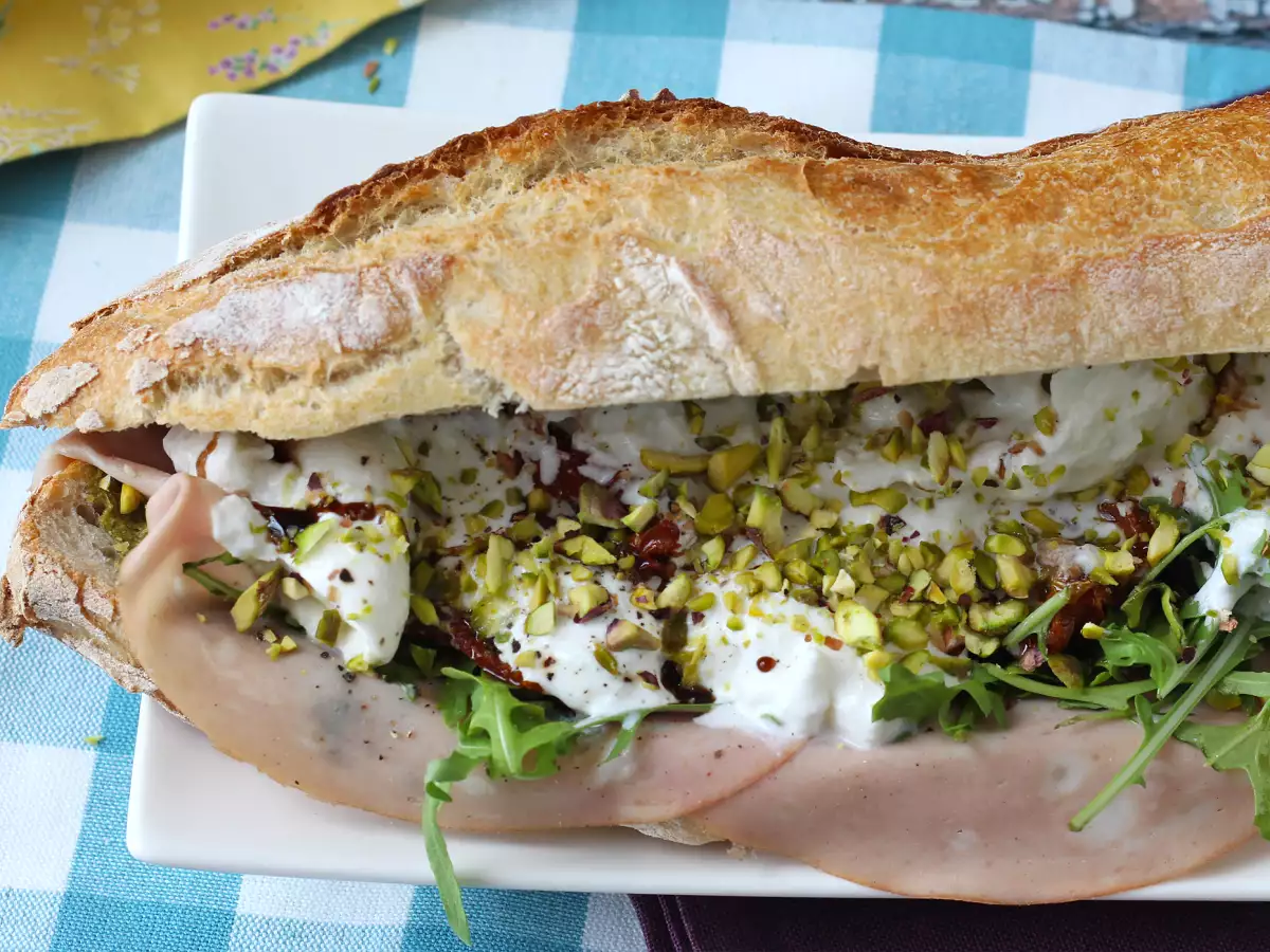 Italiaanse sandwich met mortadella en burrata kaas - foto 4