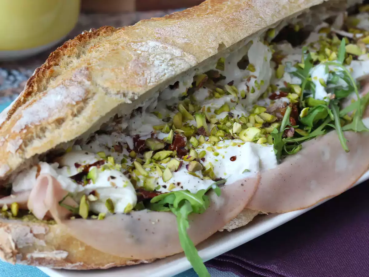 Italiaanse sandwich met mortadella en burrata kaas - foto 5