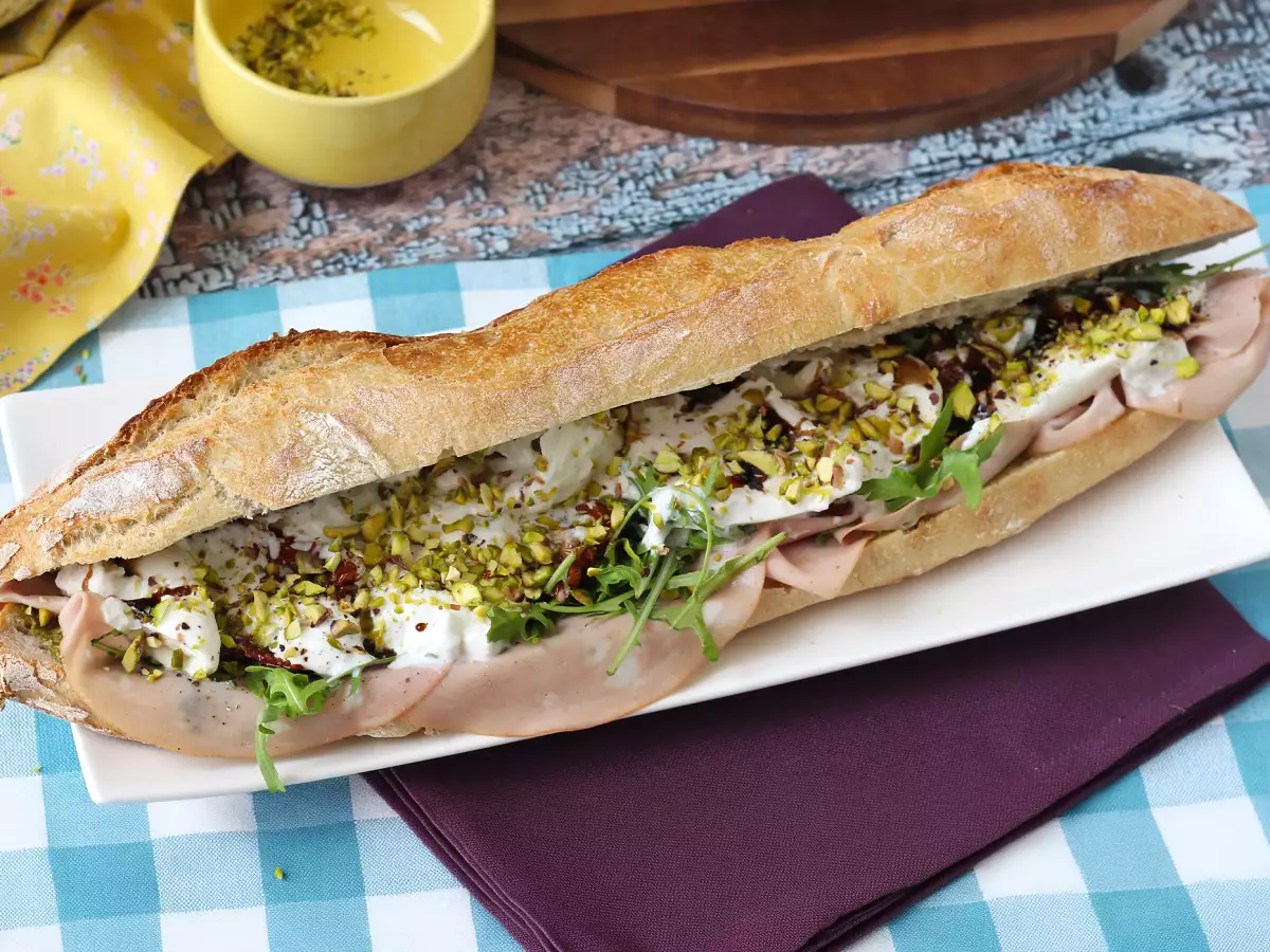 Italiaanse sandwich met mortadella en burrata kaas - foto 6