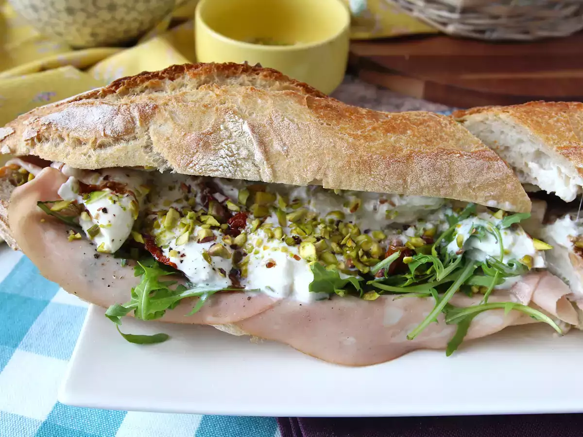 Italiaanse sandwich met mortadella en burrata kaas - foto 7