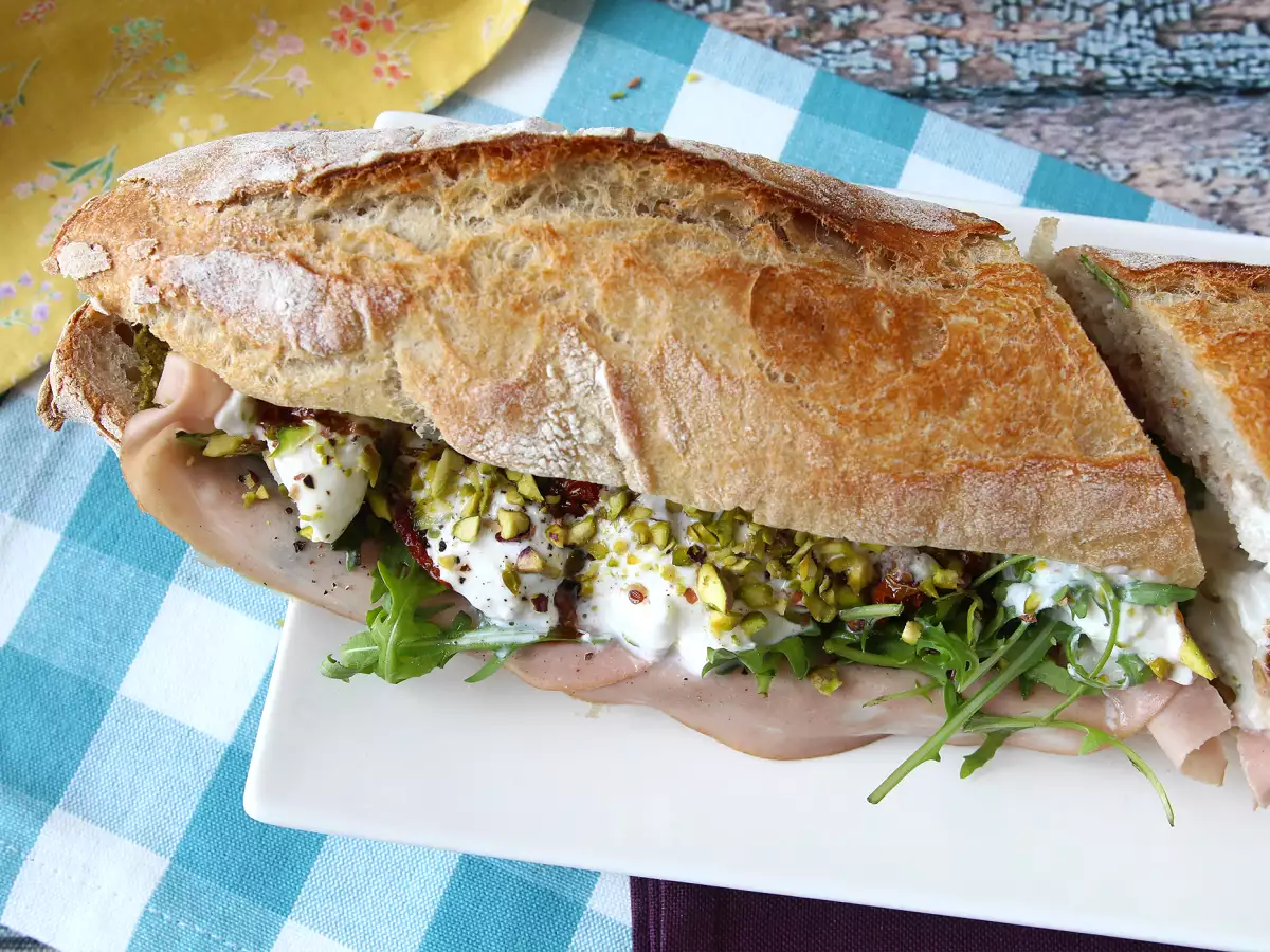 Italiaanse sandwich met mortadella en burrata kaas - foto 8