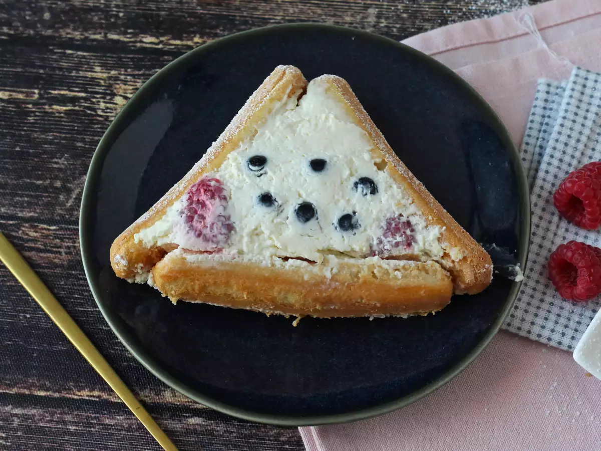 Je hebt geen vorm nodig om deze kerststronk met rood fruit te maken! - foto 2