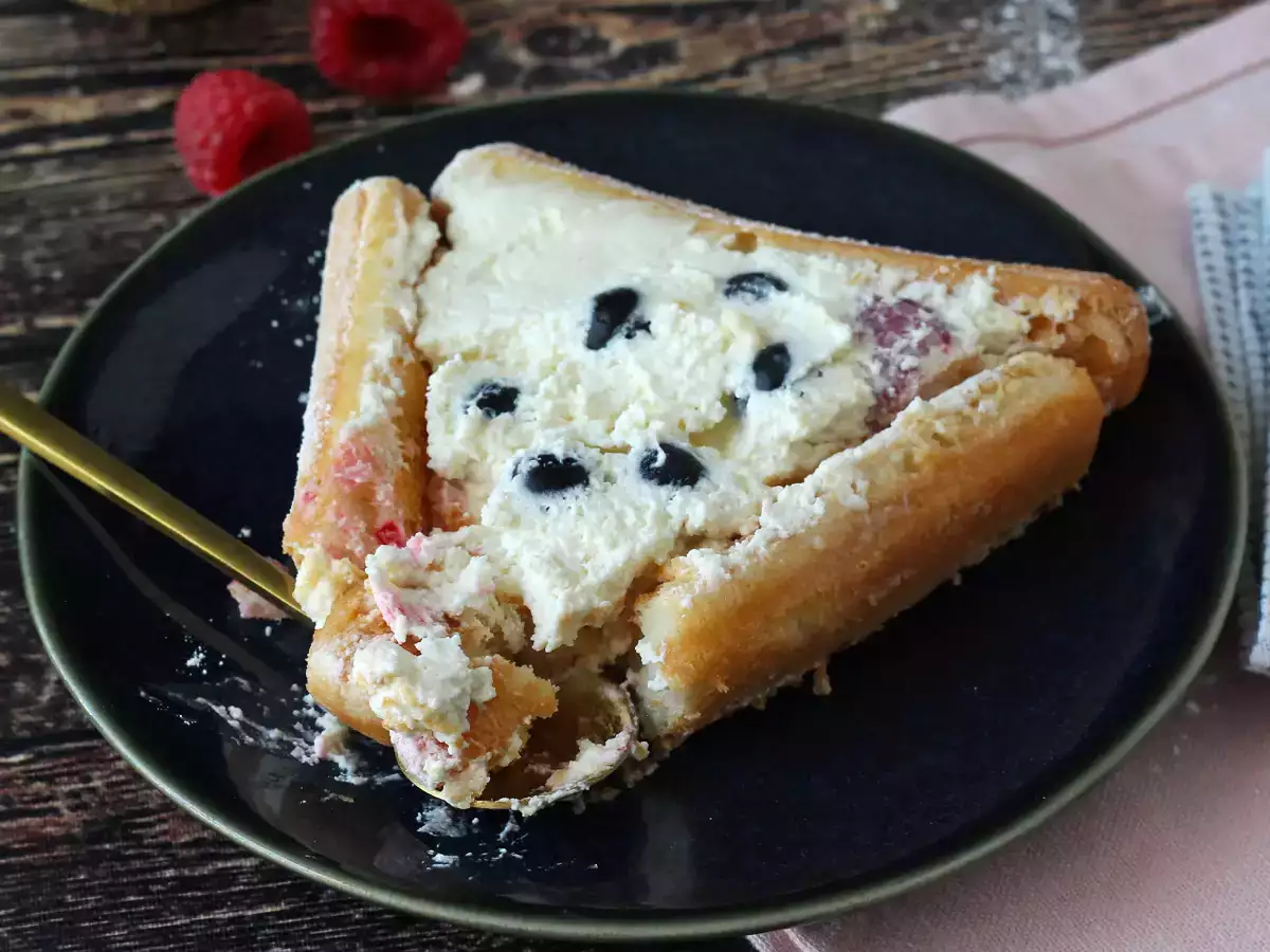 Je hebt geen vorm nodig om deze kerststronk met rood fruit te maken! - foto 4