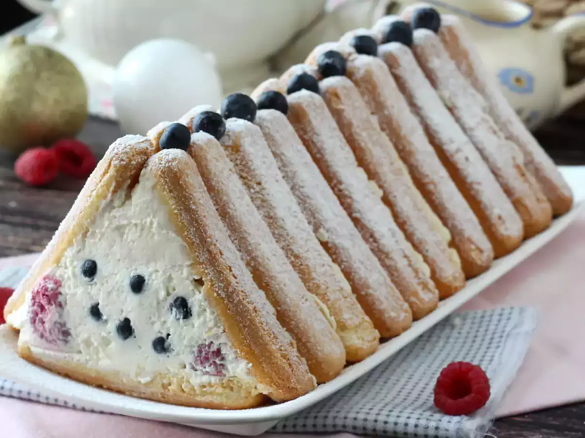Je hebt geen vorm nodig om deze kerststronk met rood fruit te maken! - foto 7