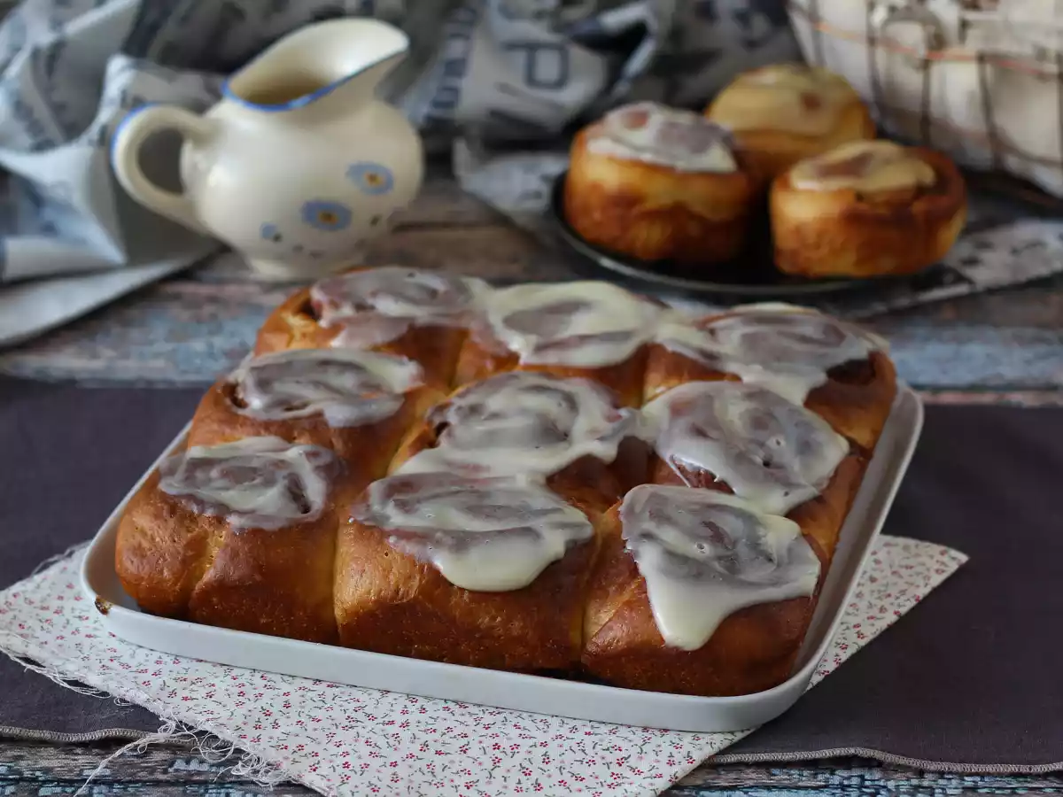 Kaneelbroodjes, kaneelbrioche met vanilleglazuur