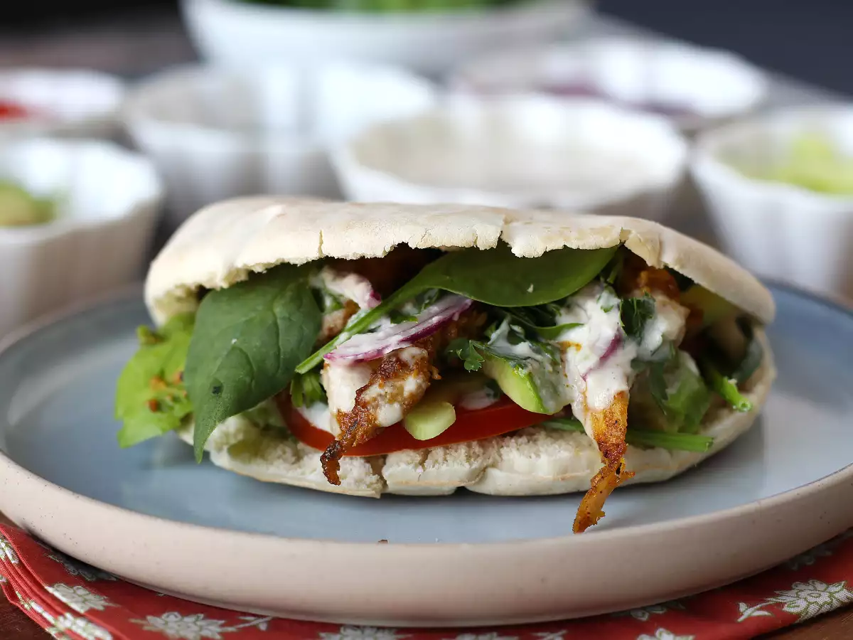 Kipshawarma uit de Air Fryer, pitabroodje en tahinisaus - foto 2