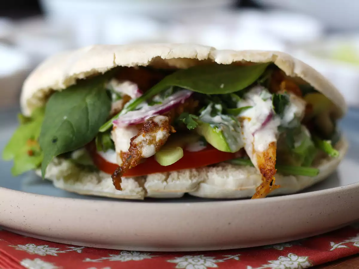 Kipshawarma uit de Air Fryer, pitabroodje en tahinisaus - foto 3