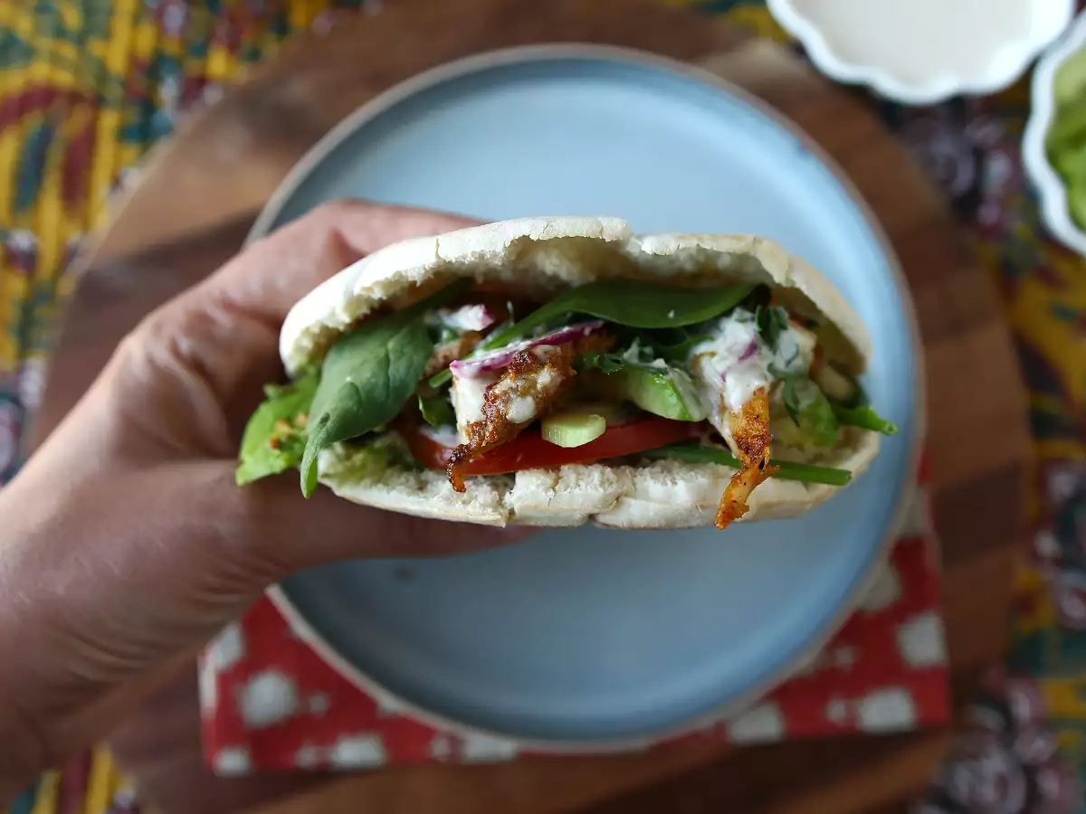 Kipshawarma uit de Air Fryer, pitabroodje en tahinisaus - foto 4