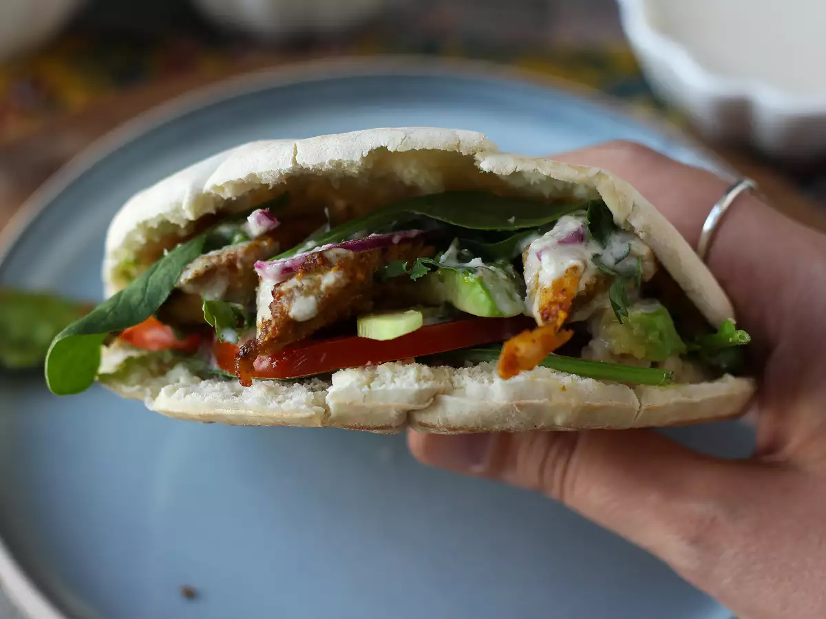 Kipshawarma uit de Air Fryer, pitabroodje en tahinisaus - foto 5