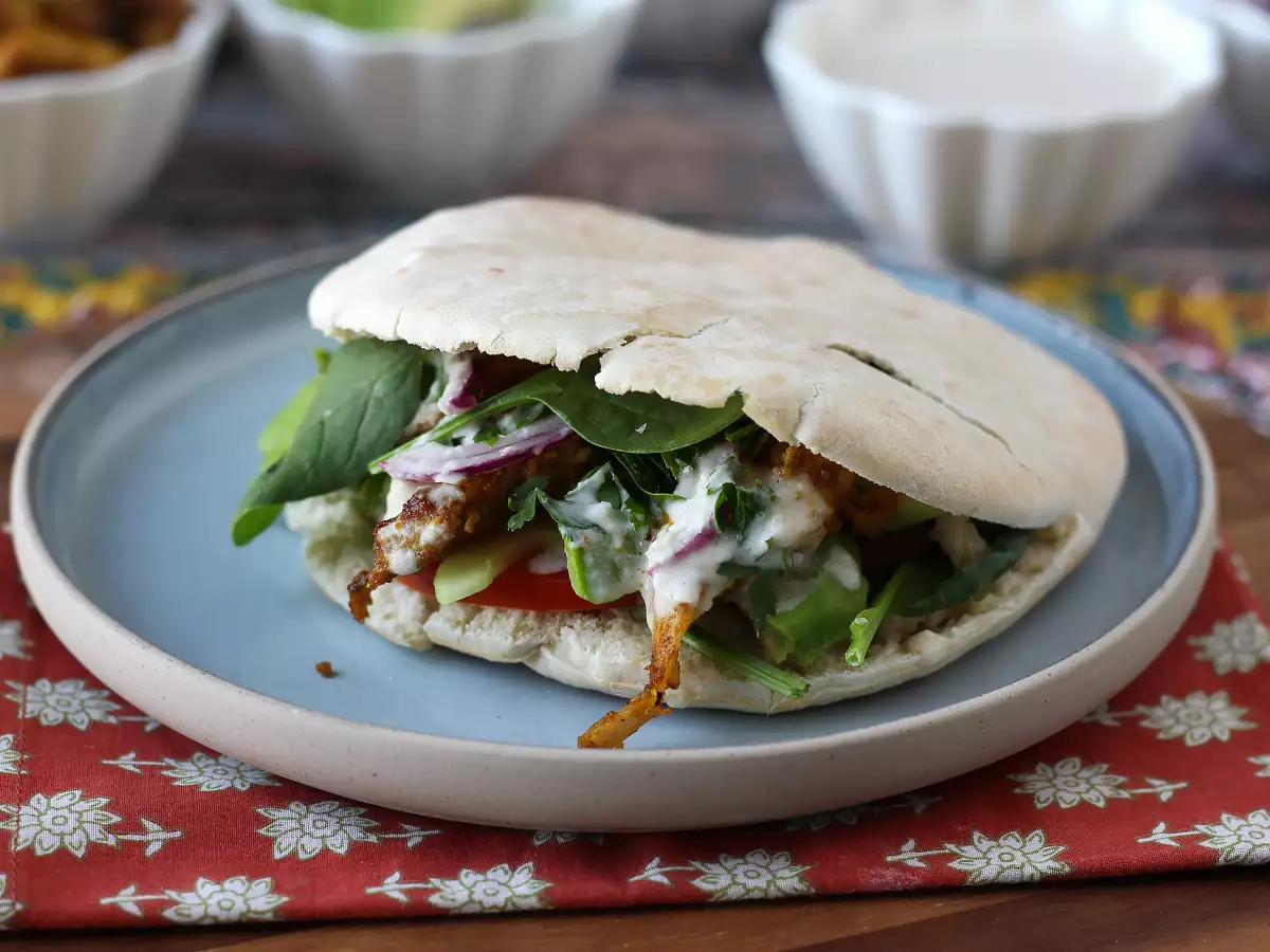 Kipshawarma uit de airfryer met pitabroodje en tahinisaus