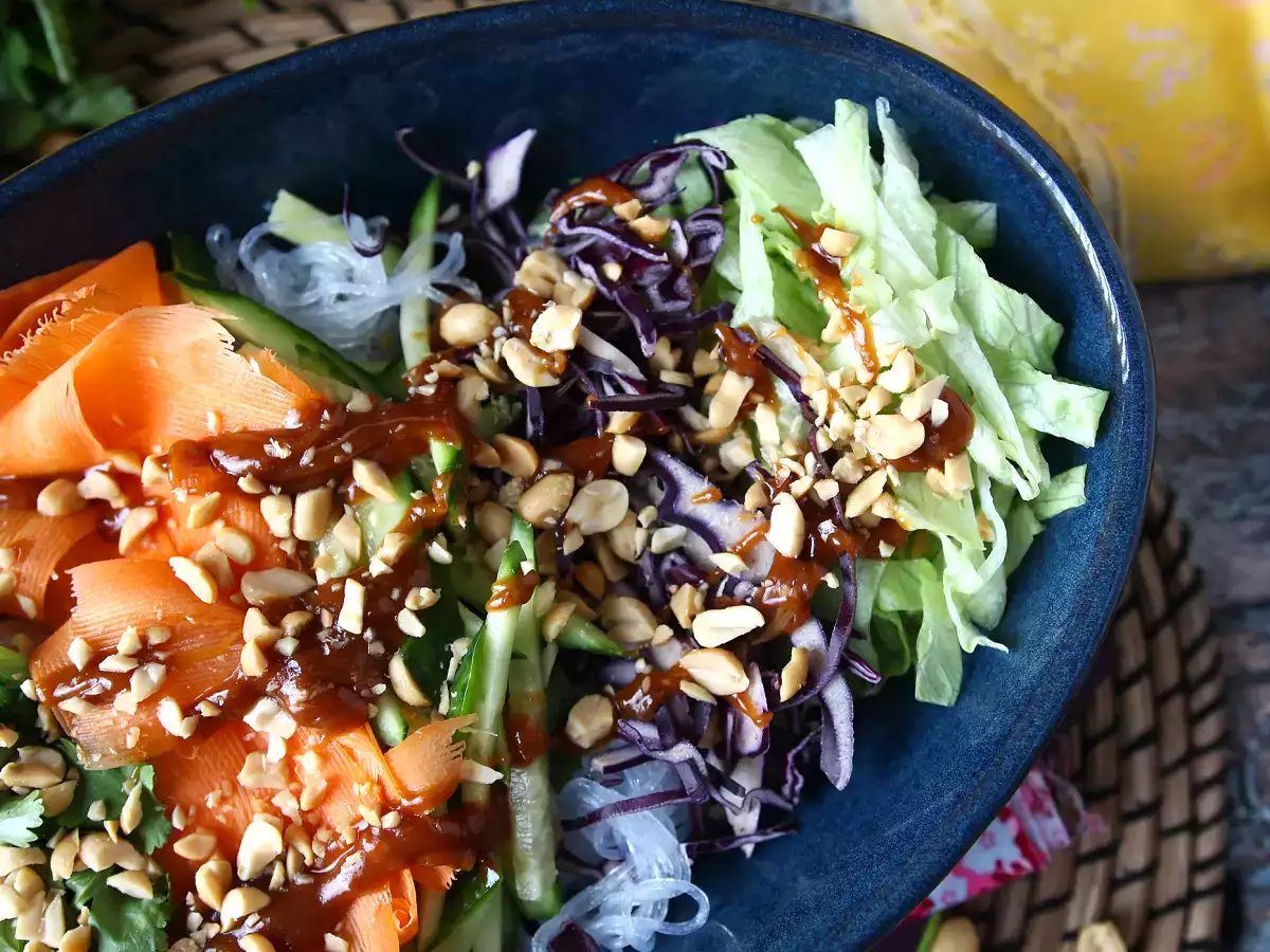 Kleurrijke salade met rijstvermicelli en garnalen en een pittige pindasaus - foto 2