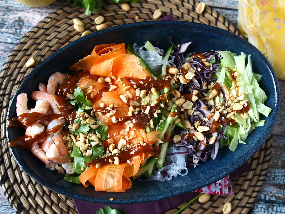 Kleurrijke salade met rijstvermicelli en garnalen en een pittige pindasaus - foto 3