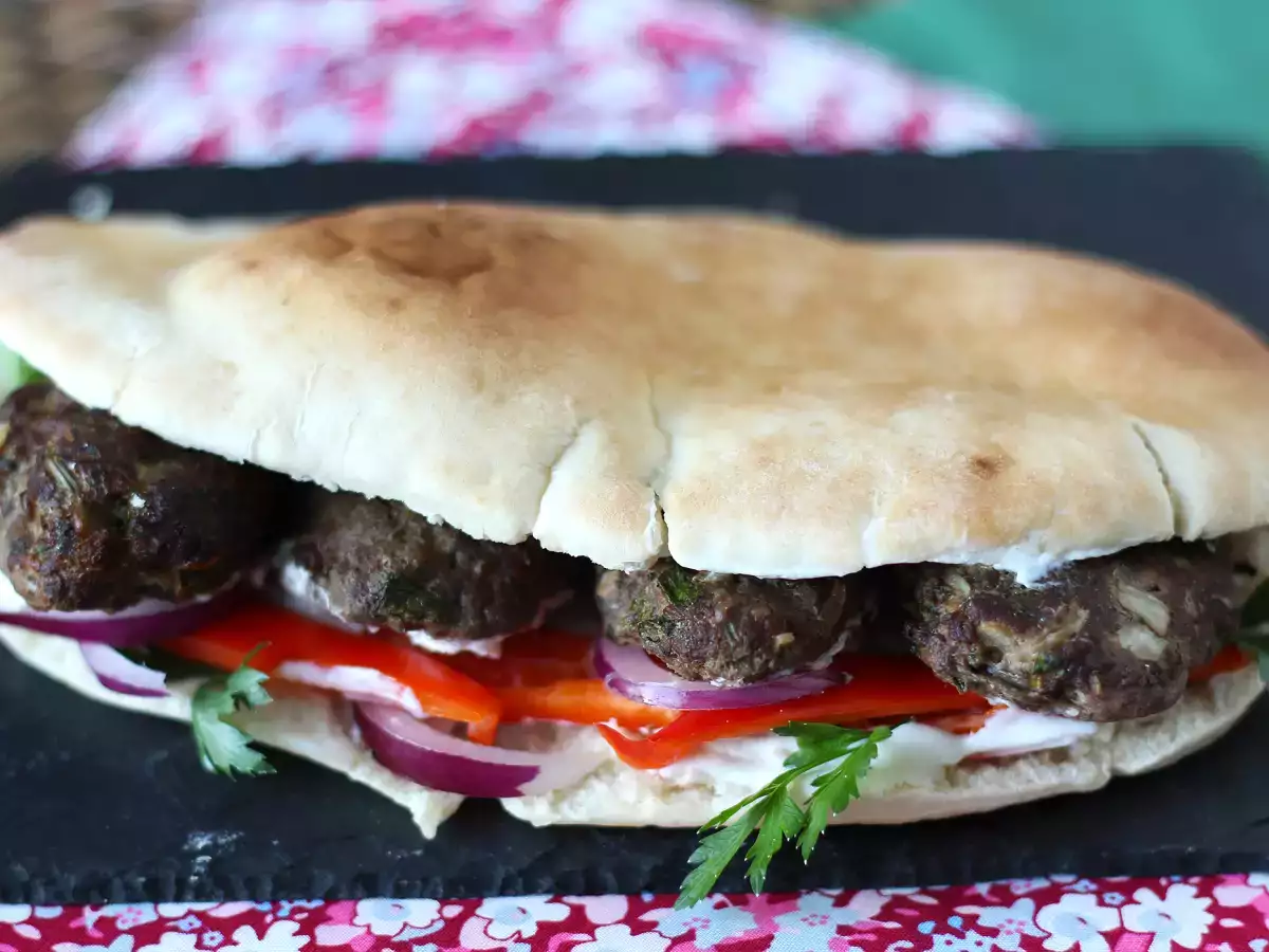 Köfte – Turkse gehaktballetjes in brood - foto 3