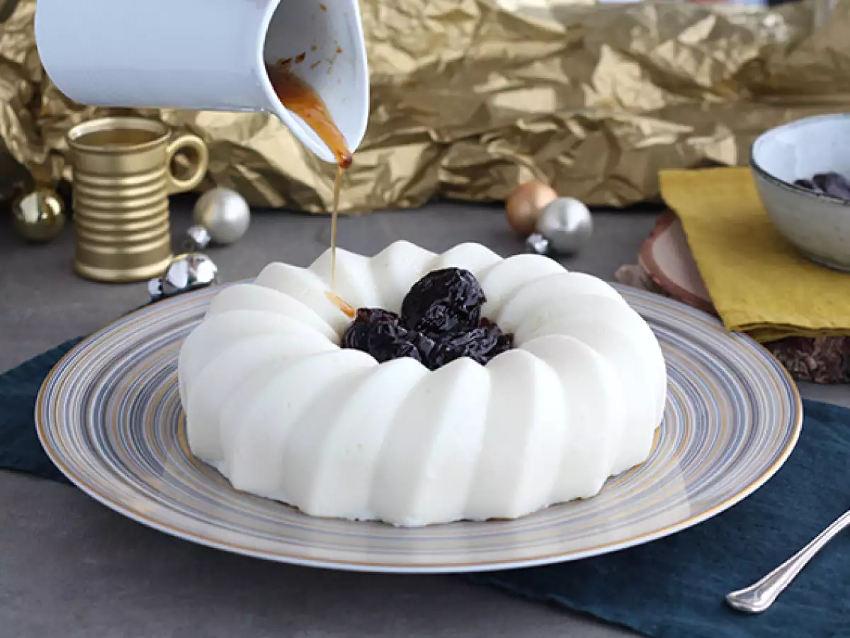 Kokosblancmange met coulis van gedroogde pruimen