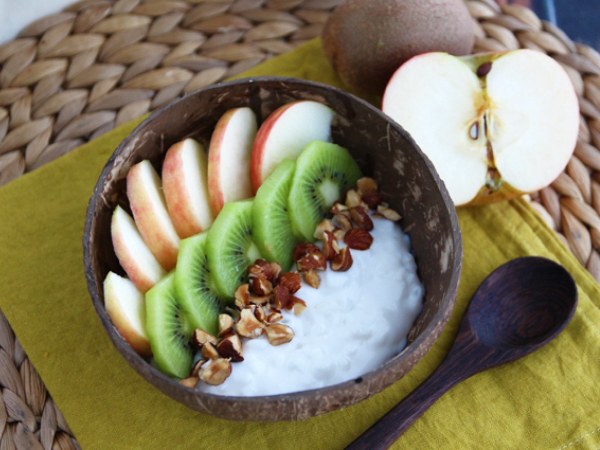Kokosyoghurt met appel, kiwi en hazelnoten