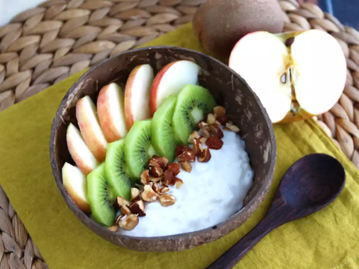 Kokosyoghurt met appel, kiwi en hazelnoten