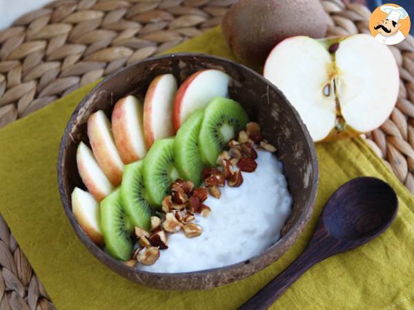 Kokosyoghurt met appel, kiwi en hazelnoten