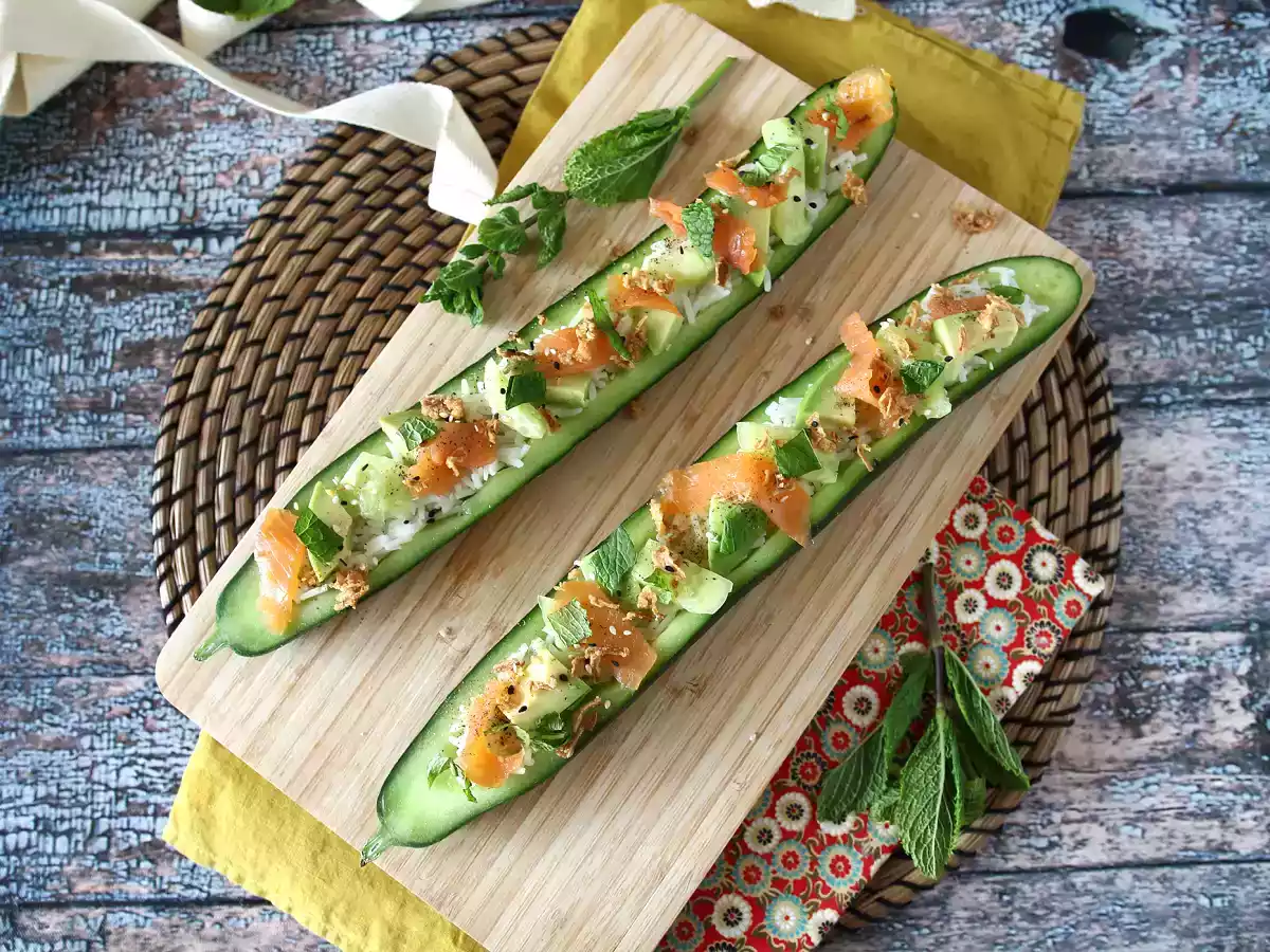 Komkommers gevuld met rijst, gerookte zalm, avocado en munt