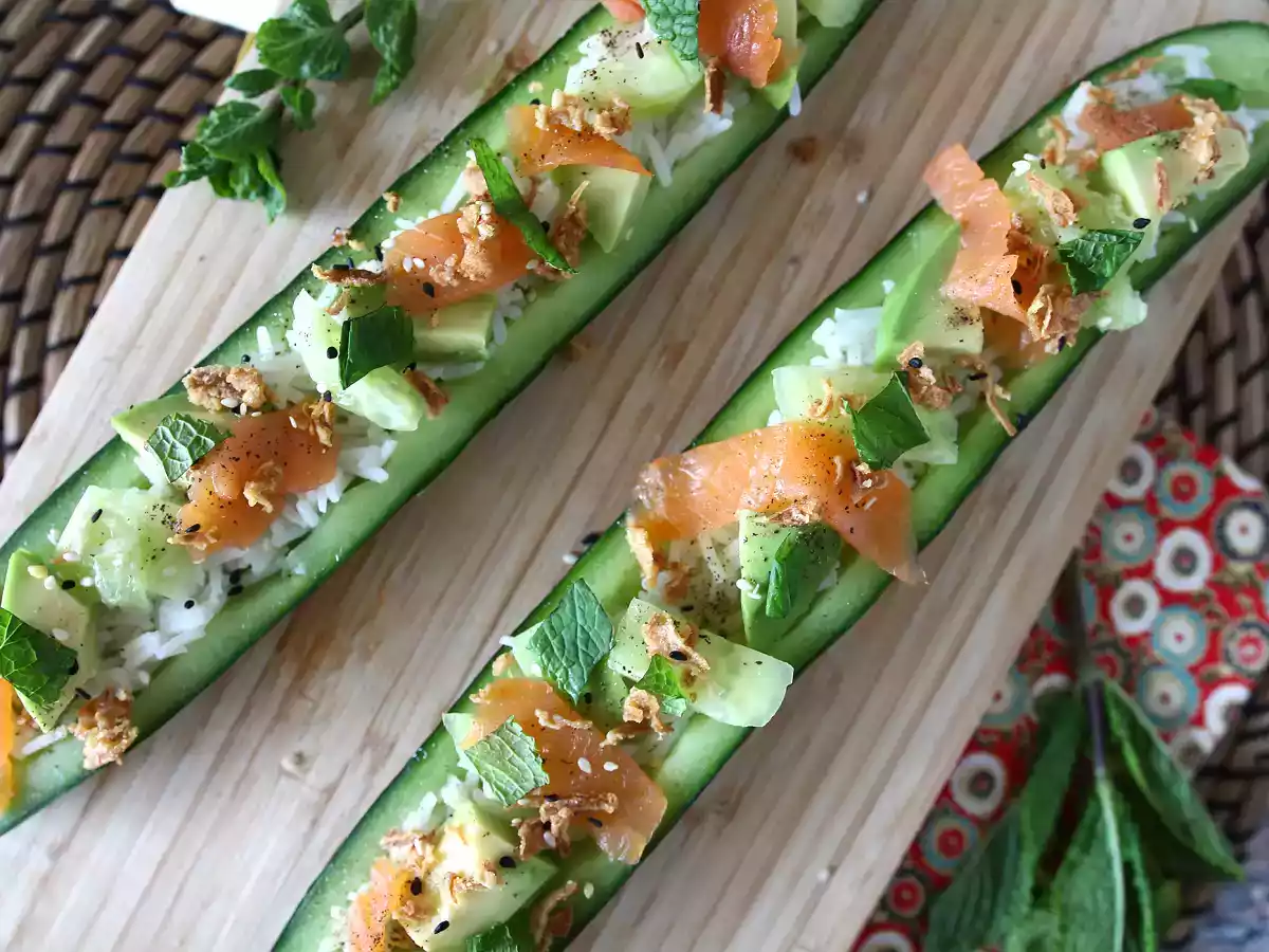 Komkommers gevuld met rijst, gerookte zalm, avocado en munt - foto 2