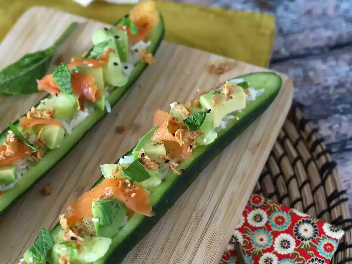 Komkommers gevuld met rijst, gerookte zalm, avocado en munt - foto 4