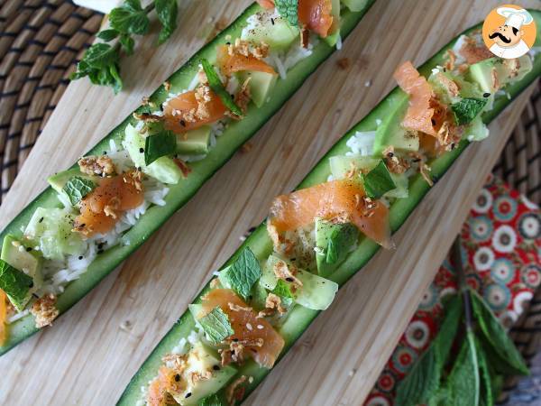 Komkommers gevuld met rijst, gerookte zalm, avocado en munt - foto 2