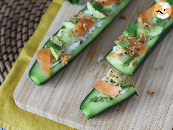 Komkommers gevuld met rijst, gerookte zalm, avocado en munt - foto 3