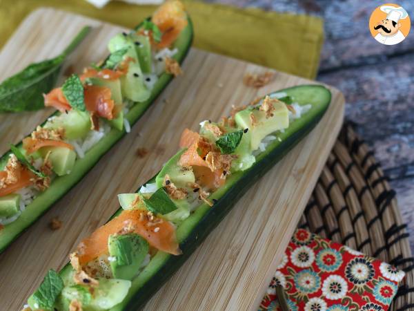 Komkommers gevuld met rijst, gerookte zalm, avocado en munt - foto 4