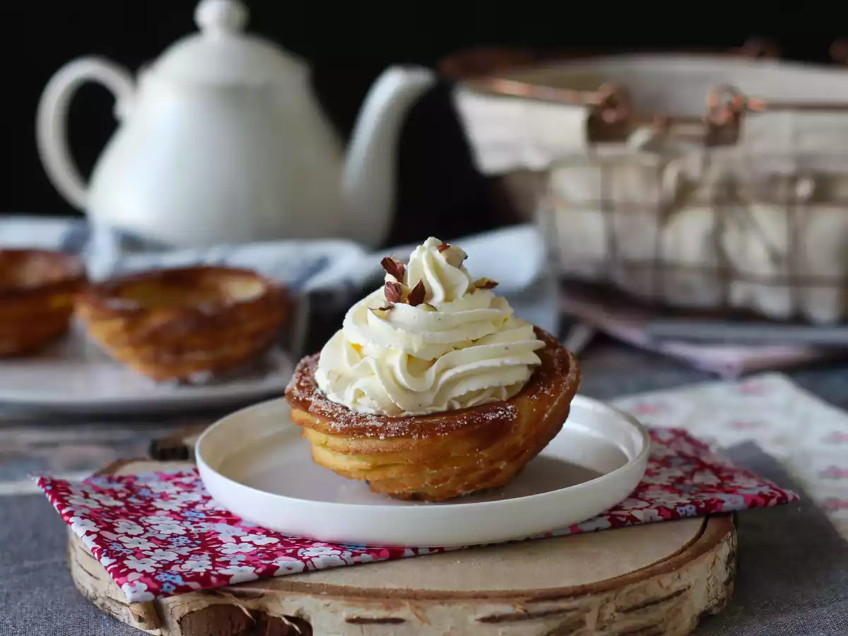 Komvormige gebakken churros voor royale topping