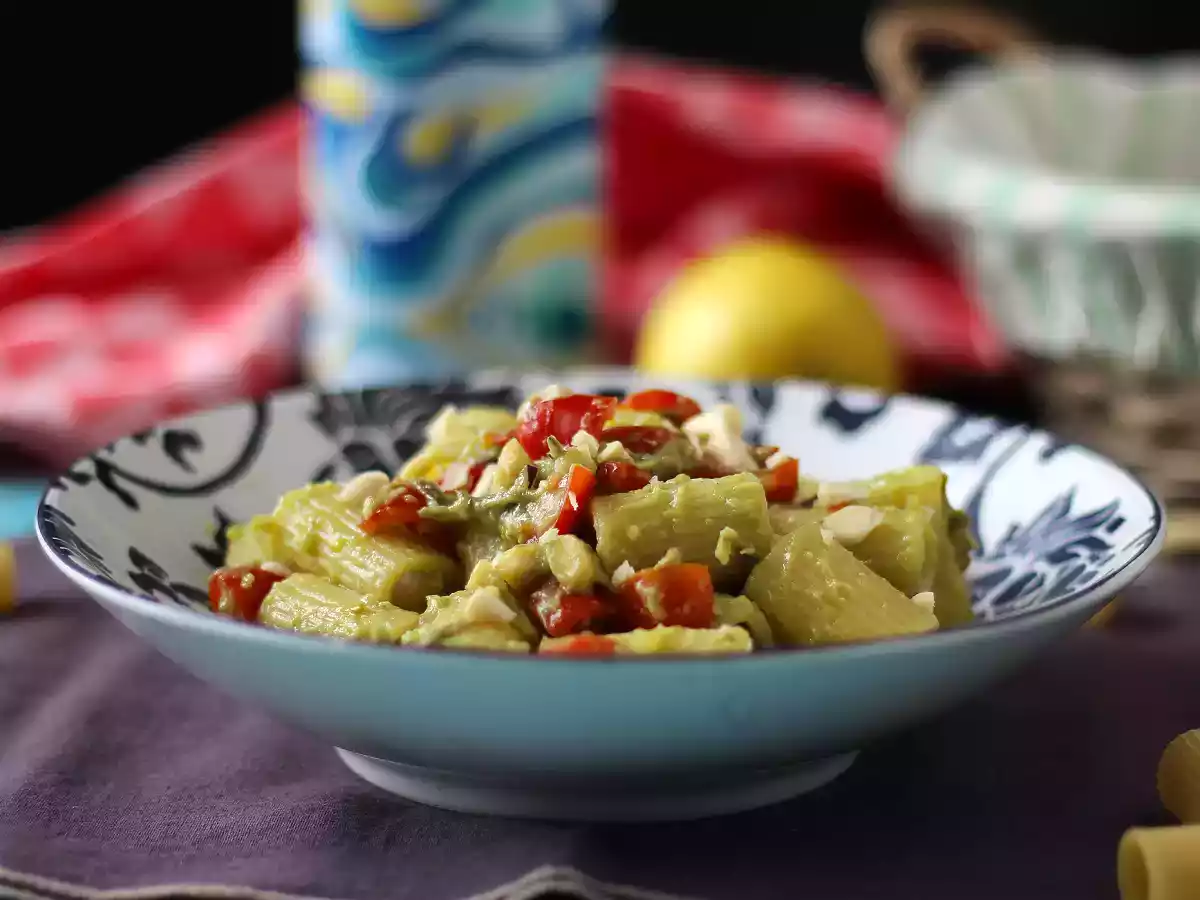 Koude pasta met avocadocrème, amandelen en kerstomaatjes: vegetarisch en erg lekker!