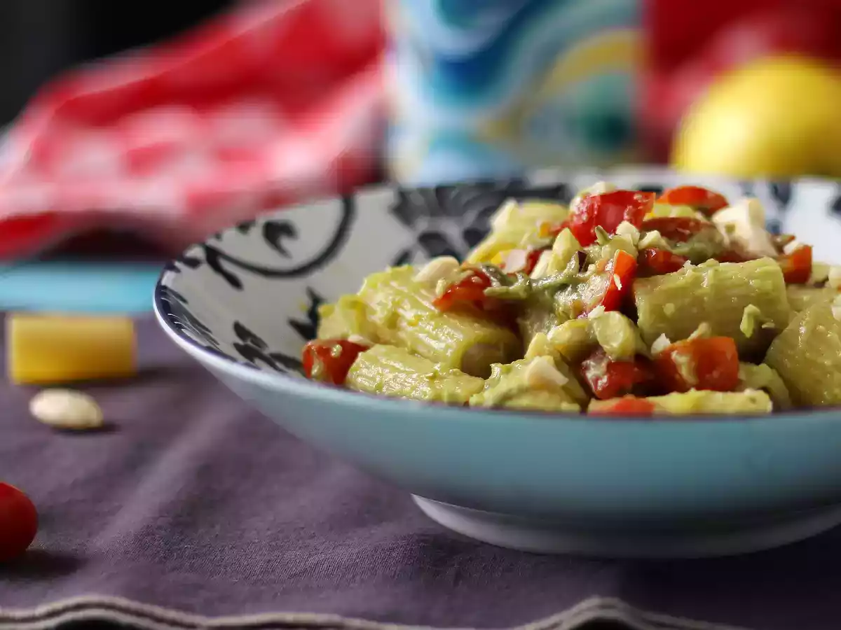 Koude pasta met avocadocrème, amandelen en kerstomaatjes: vegetarisch en erg lekker! - foto 3